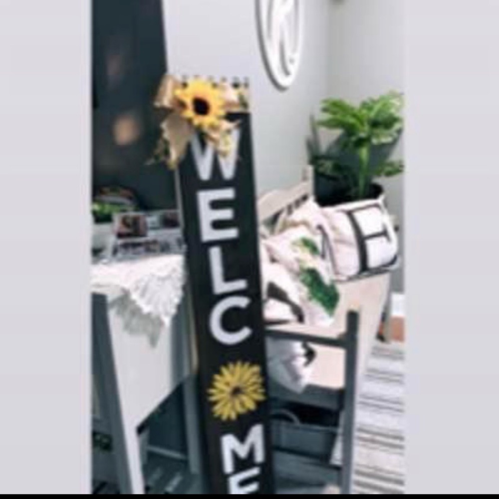 Welcome Sign with Sunflower Accent